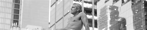 Andy Cohen Bares It All for National Skin Cancer Awareness。